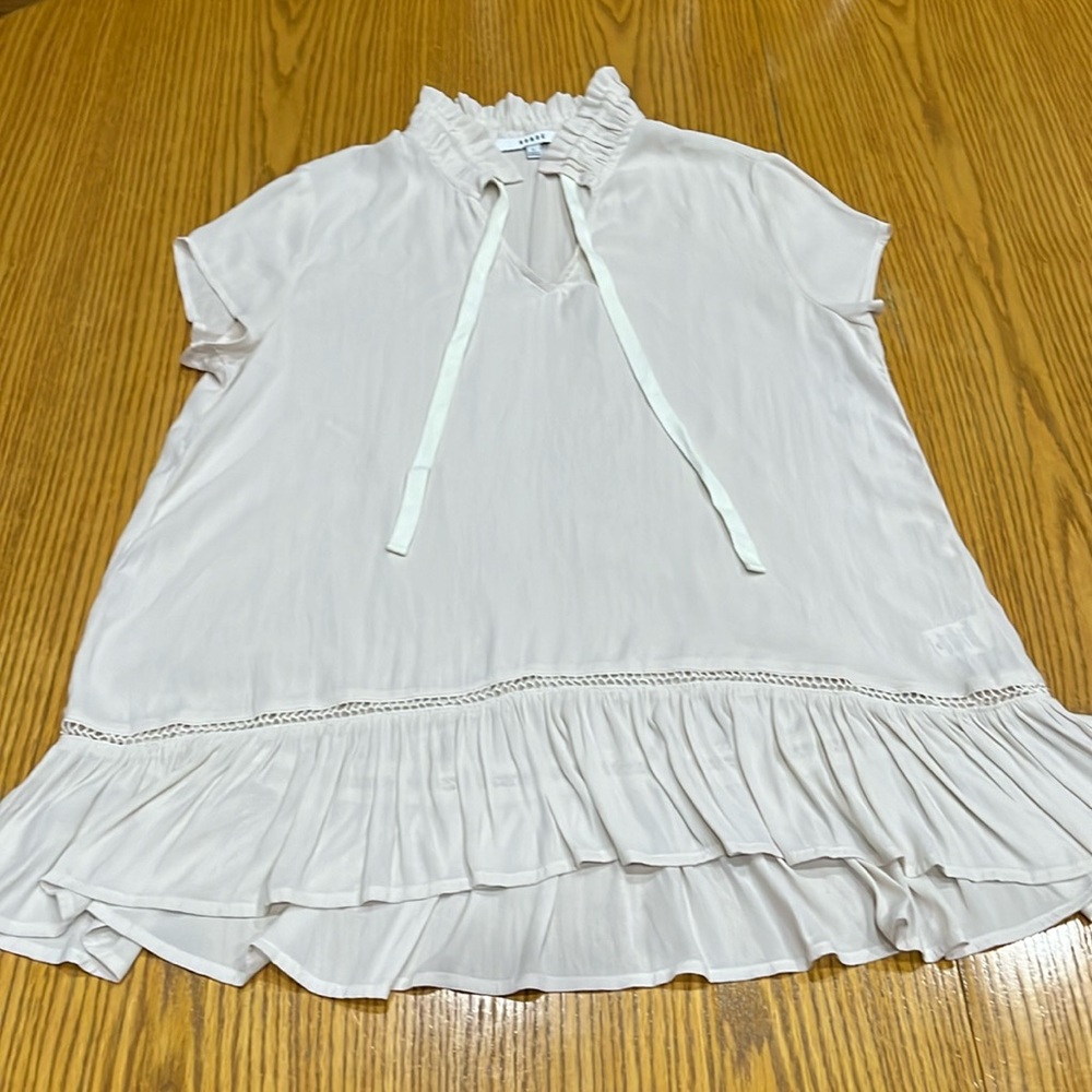 Ro & De beautiful, stylish, dainty blouse!! Very unique!